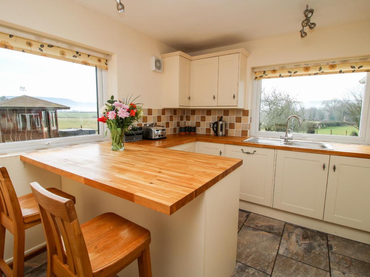 Bicton Lea Villa Acton  Екстериор снимка